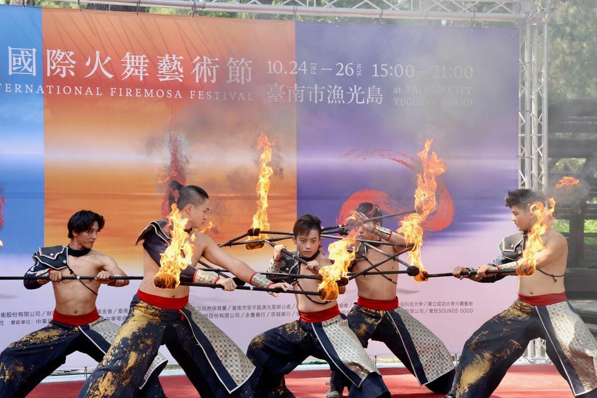 台灣首屆國際火舞藝術節《火神祭》將於10月24日至26日，在台南漁光島盛大登場。市府今日舉辦宣傳記者會，由台南市長黃偉哲與國際火舞團隊「即將成真火舞團」共同揭幕。 圖：台南市政府提供