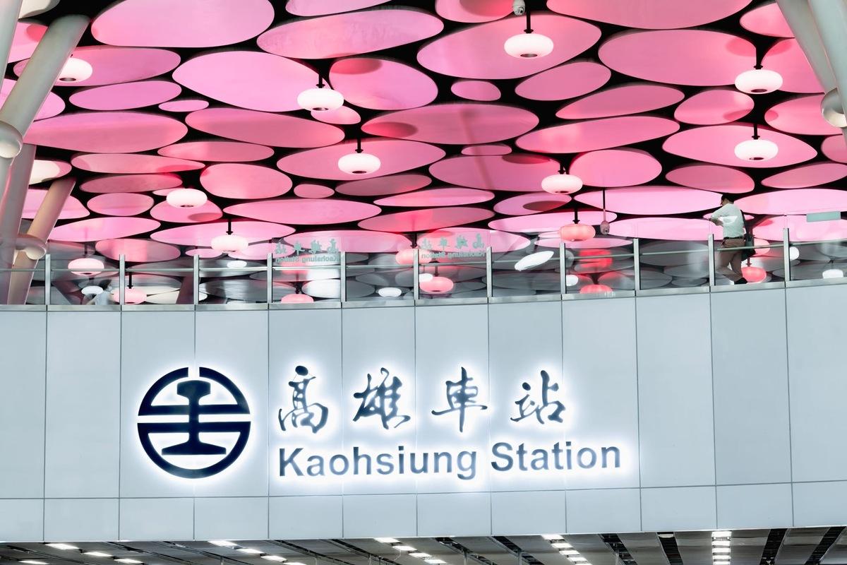 高雄火車站點亮粉紅燈光迎BLACKPINK。 圖：高雄市文化局/提供