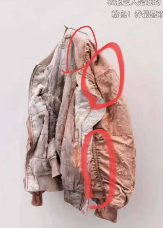 其中一件「帶血外套」的展品，被發現與于朦朧生前常穿的外套相似。 圖：翻攝自微博