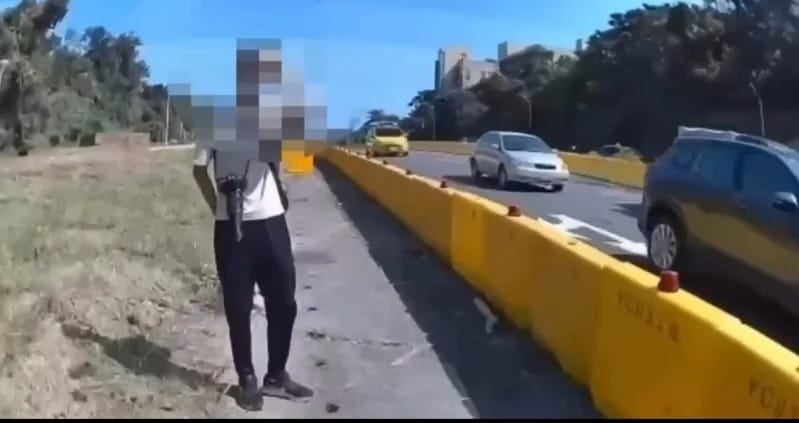 男子拍攝總統車隊遭員警阻攔，影片曝光引起網友熱議。 圖：翻攝畫面