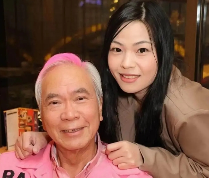 香港演員李龍基(左)與未婚妻王青霞。 圖 : 翻攝自瀟湘晨報