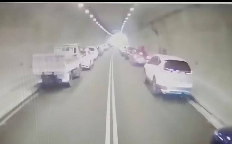 台中市消防局第一大隊分享救災途經隧道，民眾車輛如同摩西分海的感動場景。 圖：台中市消防局提供