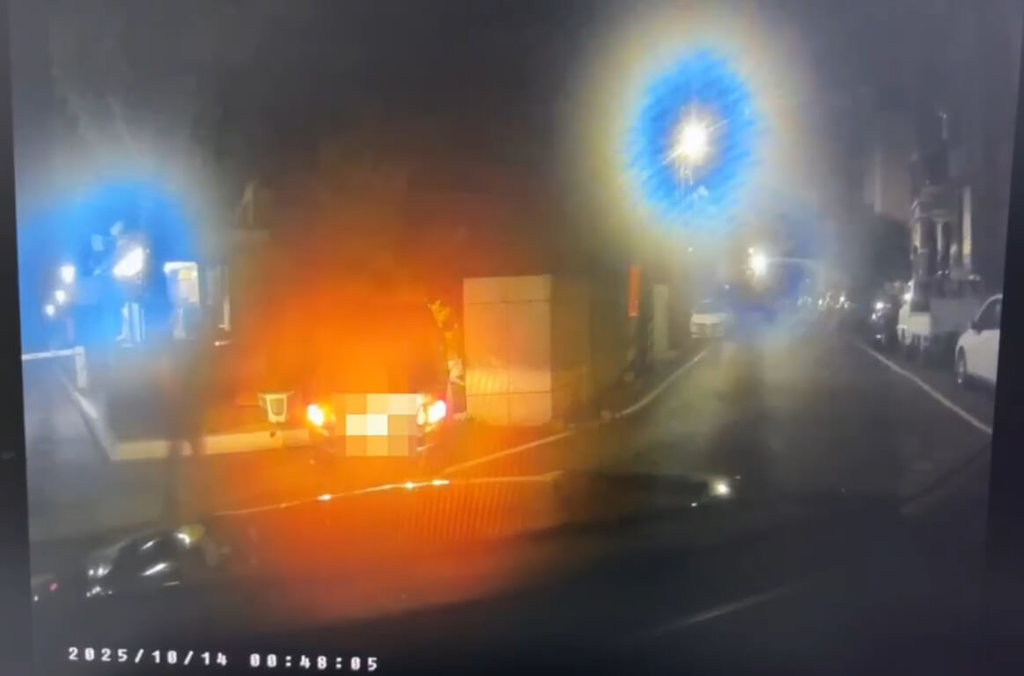高雄路竹警方14日巡邏時見一輛車形跡可疑攔查，許姓駕駛先假意配合後加速逃逸自撞，下車更攻擊員警。警方發現許男為洗錢通緝犯並起出毒品，全案依妨害公務等罪送辦。（高市路竹警分局提供）中央社記者洪學廣傳真　114年10月14日