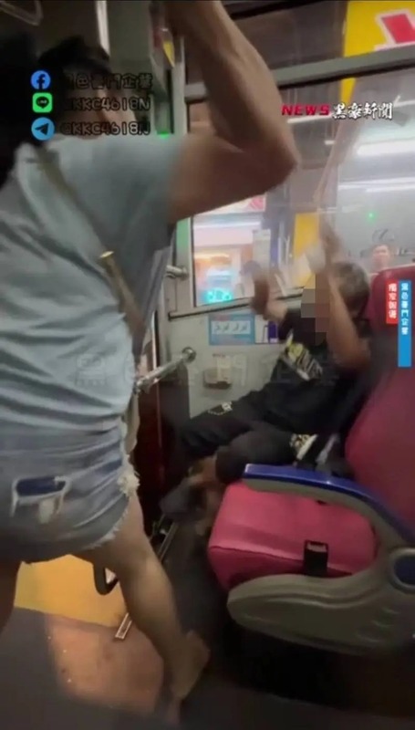 魏姓婦人持拖鞋不斷攻擊楊姓老翁頭部。 圖：翻攝自黑色豪門企業
