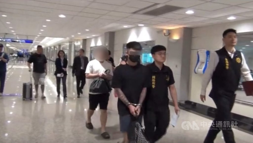 桃園21歲范姓男子（右3）在柬埔寨詐騙園區擔任幹部，於網路誘騙至少10名台人出境從事不法，7月在越南落網後，日前由刑事局押解返台，檢警訊後由桃園地院裁定羈押。（翻攝照片）中央社記者黃麗芸傳真　114年10月14日