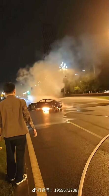 13 日凌晨一輛小米 SU7 電動車因超速行駛失控，與中央綠化帶發生碰撞後翻滾至對向車道並起火燃燒。 圖：翻攝自Ｘ／@tutulifestyle