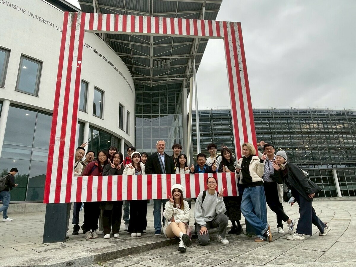 慕尼黑工業大學代表向見習團進行校園導覽後，與學員一起在機械工程系門口合影。 圖：高雄市青年局/提供