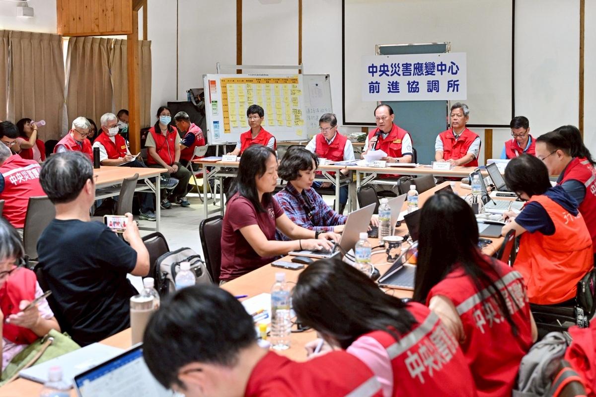 花蓮馬太鞍溪堰塞湖溢流致災，行政院總協調官季連成政務委員主持中央災害應變中心前進協調所第40次工作會報。 圖：行政院提供