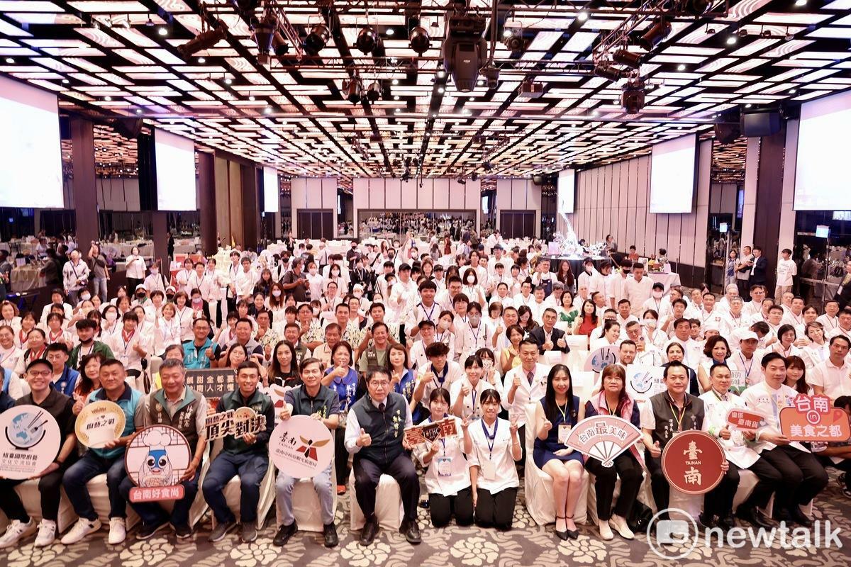 台南市政府觀光旅遊局主辦「2025 TIFBC－臺南美食之都國際餐飲藝術挑戰賽」今日在台南晶英酒店舉辦開幕式，來自13國餐飲職人與青年新秀齊聚一堂，展開為期3天的國際級餐飲盛會。市長黃偉哲親自出席，歡迎海內外好手來台南進行一場美食的頂尖對決，也邀請民眾到台南品嚐國際級的台南美食，保證不虛此行。 圖：台南市政府提供