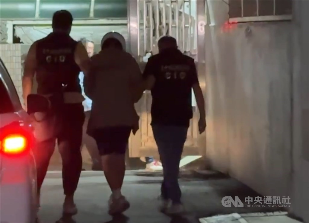 台中女大生命案，犯嫌（中）移轉苗栗少年法庭。（中央社檔案照片）