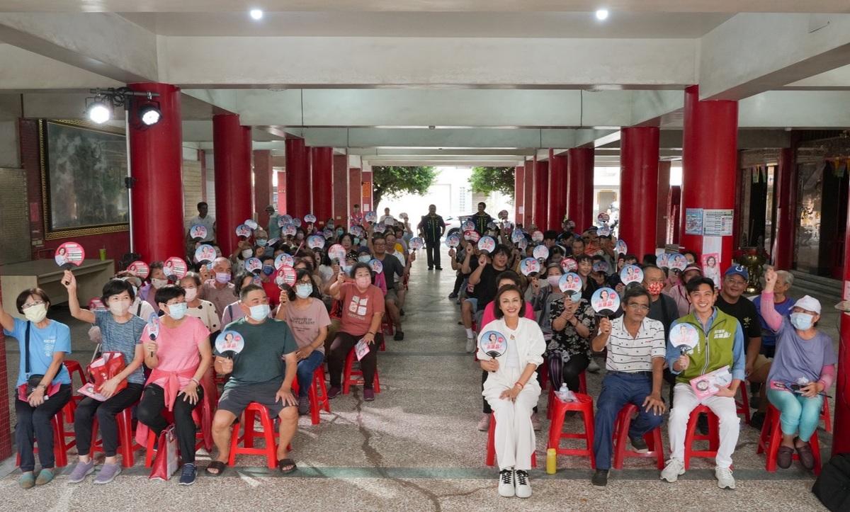 邱議瑩於旗津沙仔地福壽宮舉辦傾聽共贏座談會，獲得現場民眾熱情相挺。 圖：邱議瑩競選總部/提供