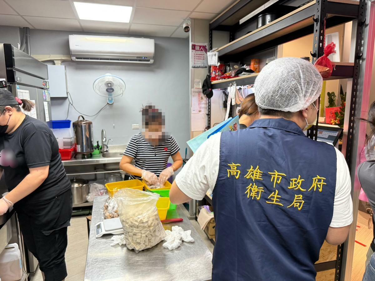 高市衛生局派員前往現場查察，違規產品為業者自用及銷毀或回收，並未流入市面。 圖：高雄市衛生局/提供