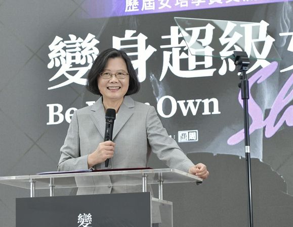 蔡英文說，只靠政府預算，救不了大家的退休金。 圖：翻攝自蔡英文臉書（資料照）