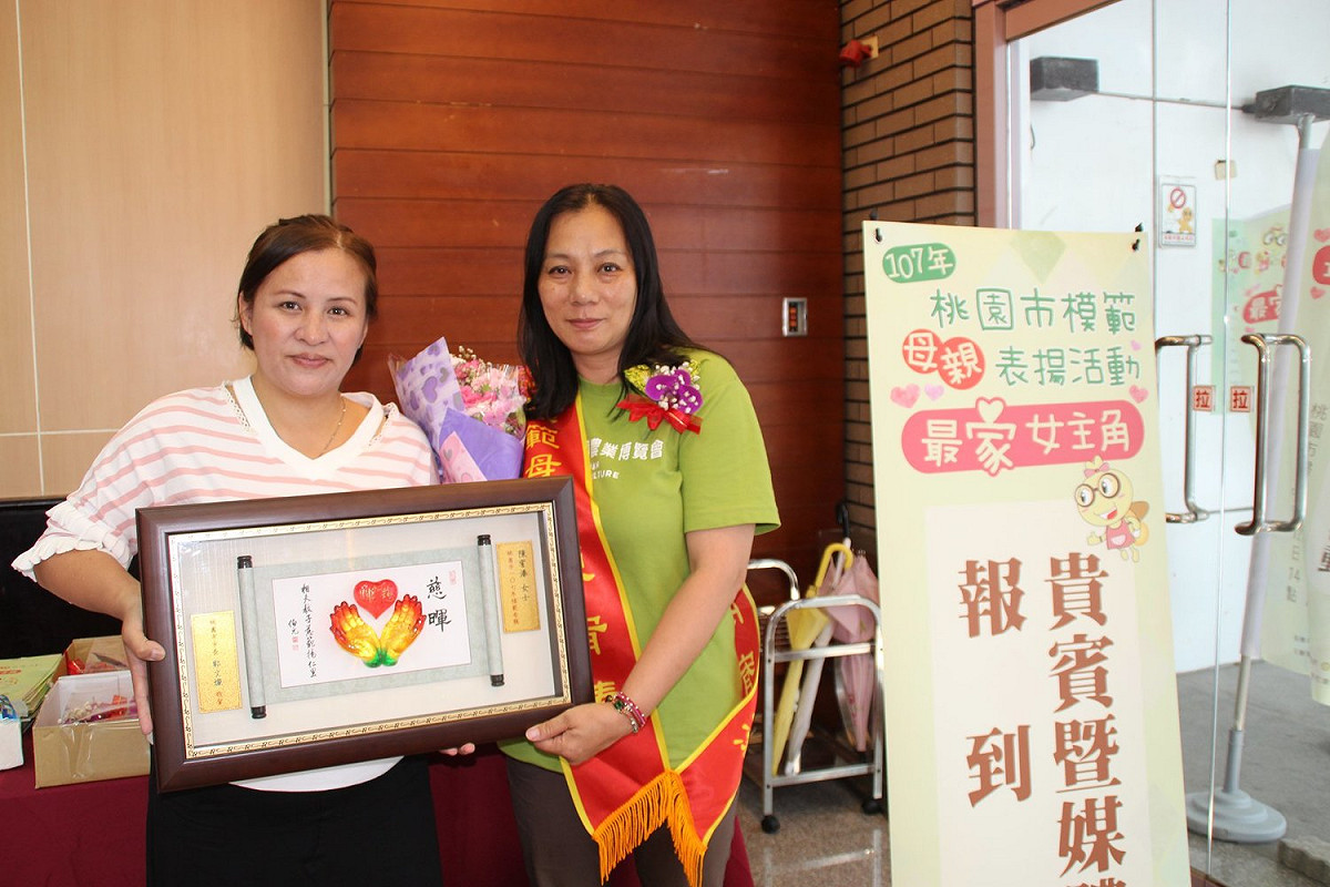 今(107)年宥溱媽媽獲選了桃園市政府的自立母親，她用她的生命歷程告訴大家「只要你願意，沒有行不行！」  圖：社團法人桃園市愛筵社會服務協會/提供