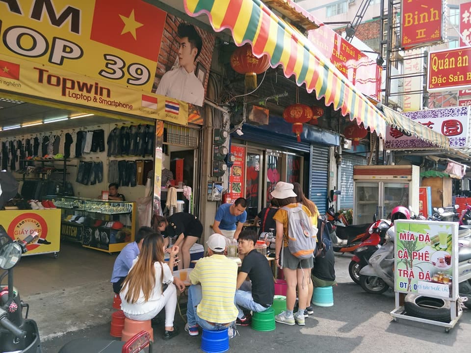 桃園後火車站「延平路」上，跨過月台走到後站，你會發現自己彷彿搭飛機到了東南亞。