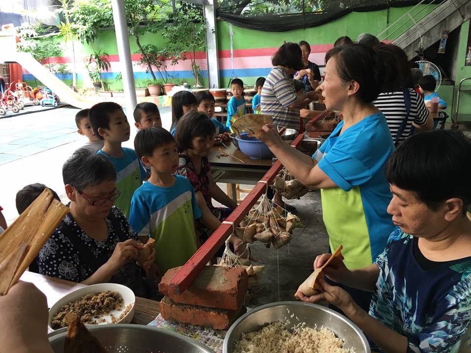 活動不只凝聚了大家的心，更可透過親子互動，增進感情，還多了學習的成就感、同儕的認同感、家人的參與感，讓活動增添了更多的意義。