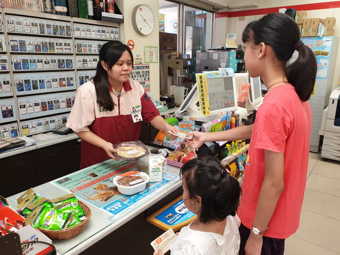 暑假期間，高雄市國中小低收入戶學生，可持愛心餐食券至高雄市內的7-11超商兌換等值餐食。 圖：高雄市社會局/提供