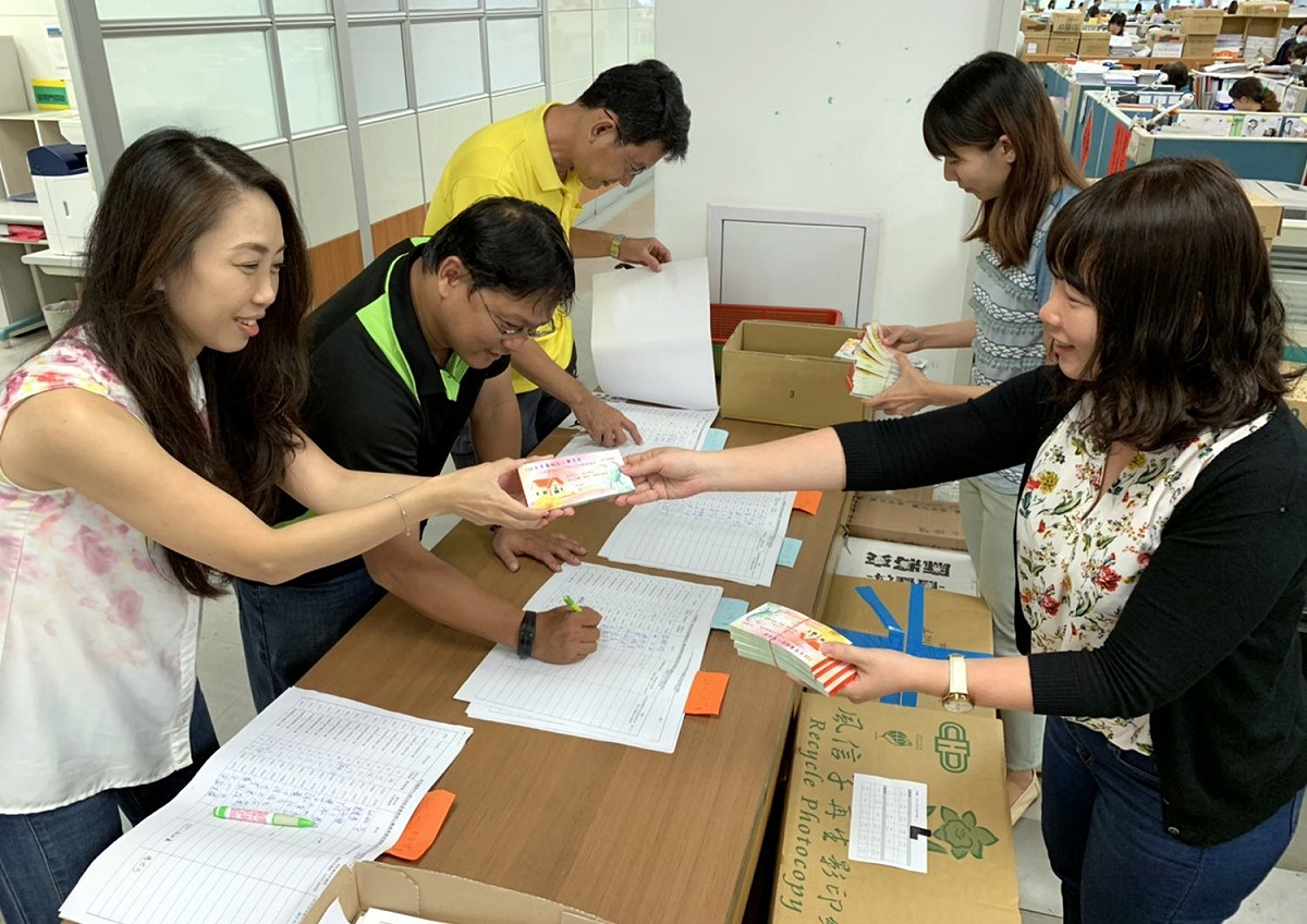 高雄市政府指出，安心餐券是由教育局統一印製餐券並發放至各校，再由各校發放給符合資格的學生。 圖：高雄市政府/提供