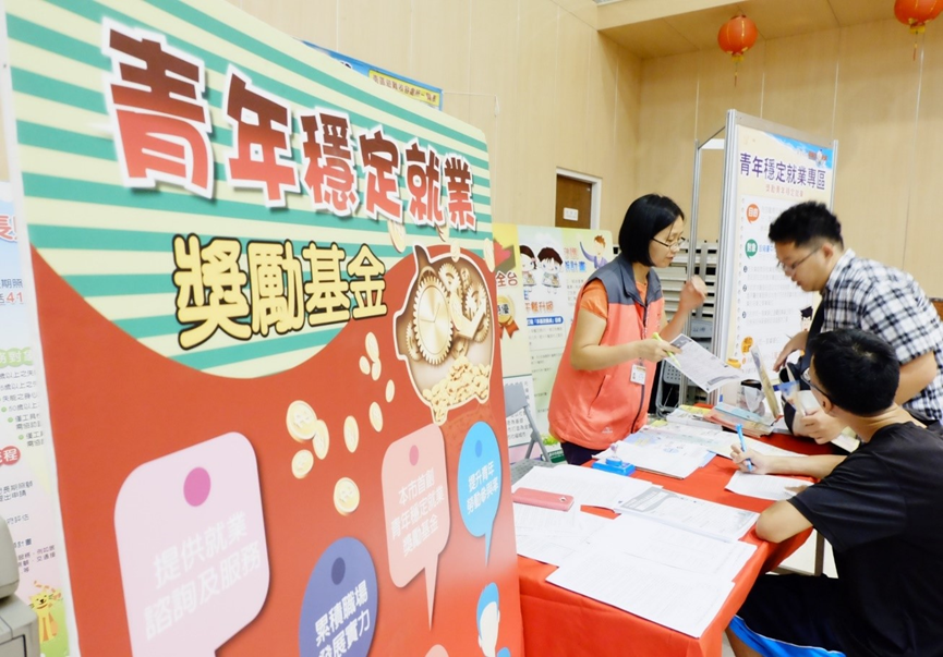 徵才活動設置青年穩定就業獎勵金專區，青年諮詢踴躍/圖 台中市政府提供
