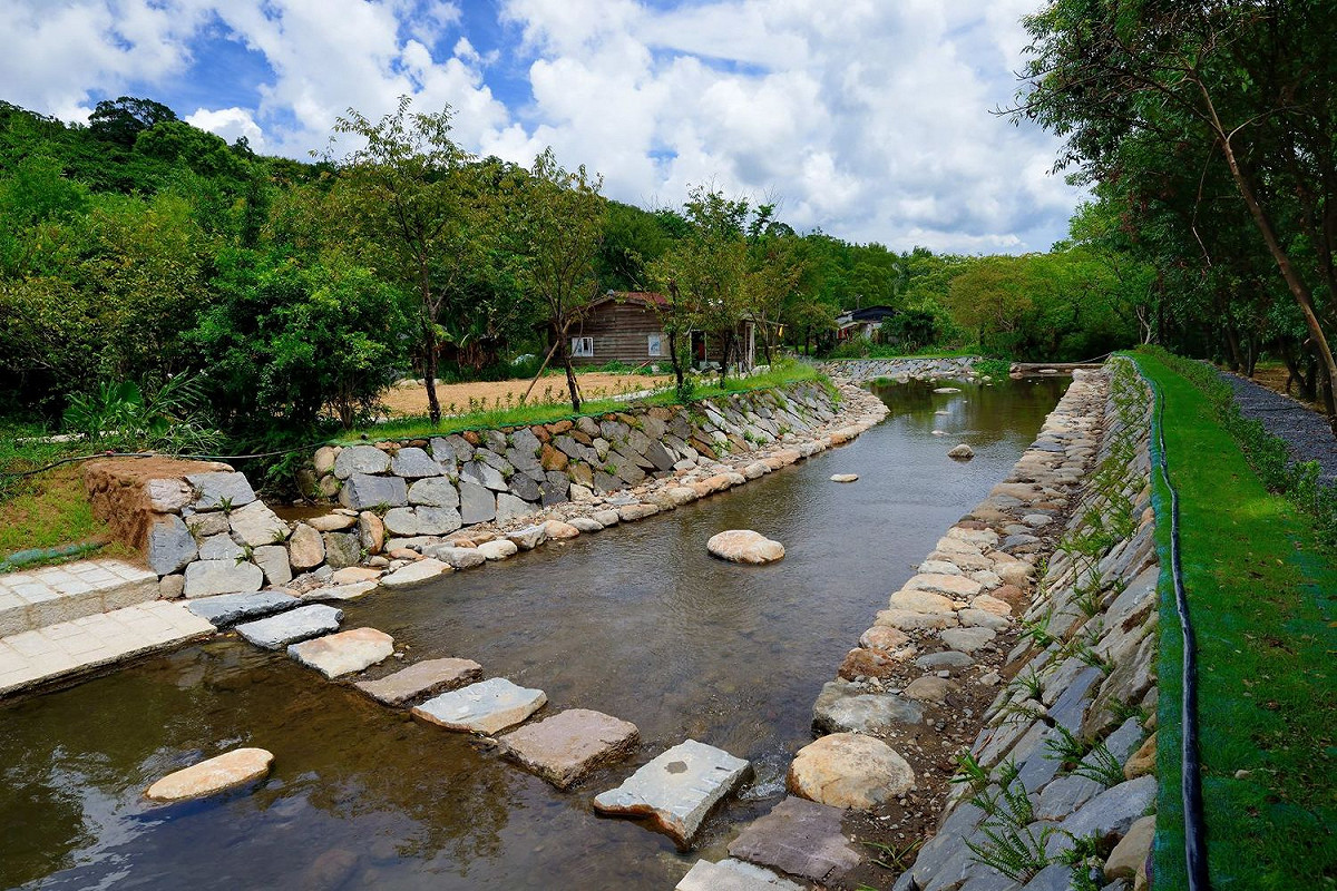 金山區重和里磺溪頭清水園區採用自然資材，用石塊取代水泥，維護原有的生態環境。圖/新北市農業局提供