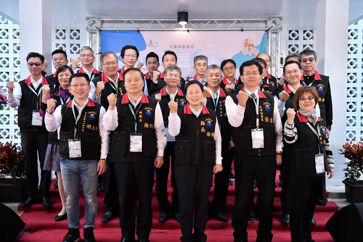 花蓮縣長徐榛蔚就職二周年全體人員合影 圖/花蓮縣政府