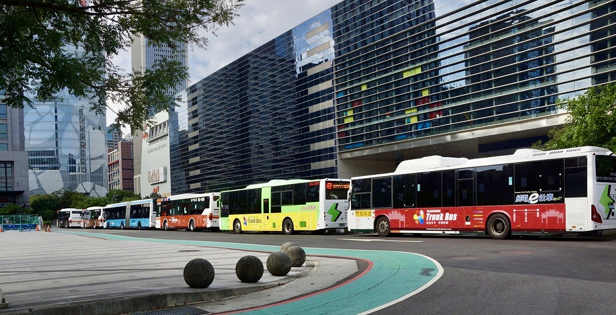 台中市政府推動六大路廊幹線公車，每條路線擁有專屬顏色識別，明年即將上路。圖/台中市政府