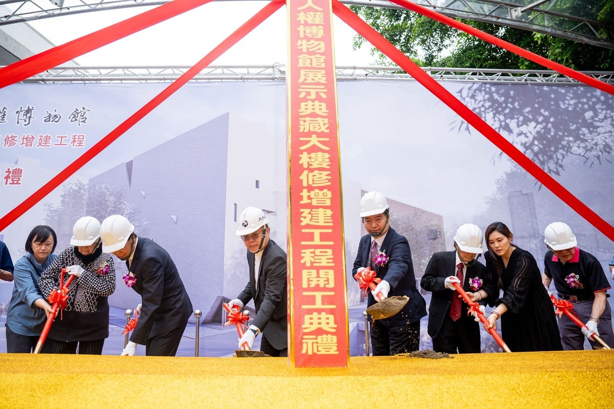 人權館展示典藏大樓動土儀式，左起楊璧如女兒及楊璧如(蔡焜霖前輩夫人)、人權館館長洪世芳、文化部長史哲、行政院政務委員羅秉成、蔡寬裕前輩及其家屬、陳中統理事長。圖/文化部提供