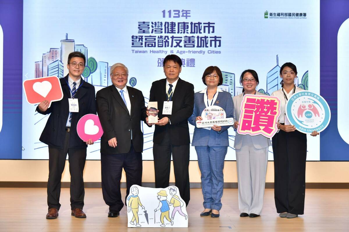 臺中市政府文化局榮獲113年健康城市共老獎由曾副局長能汀代表受獎。 圖/台中市政府文化局提供