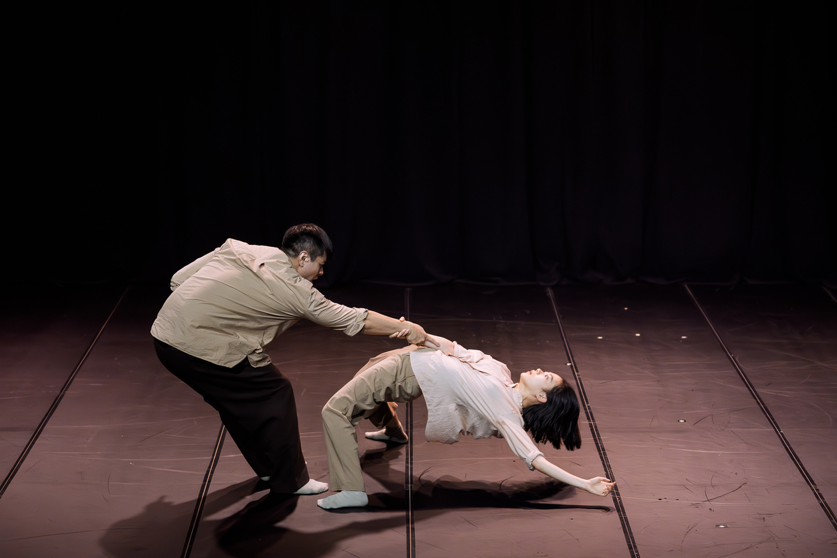 翃舞製作《推拉 Push and Pull》演出劇照。舞者透過貼近與分離，形塑情感中的距離感。圖/攝影_ Franco Wang 高雄市政府文化局提供