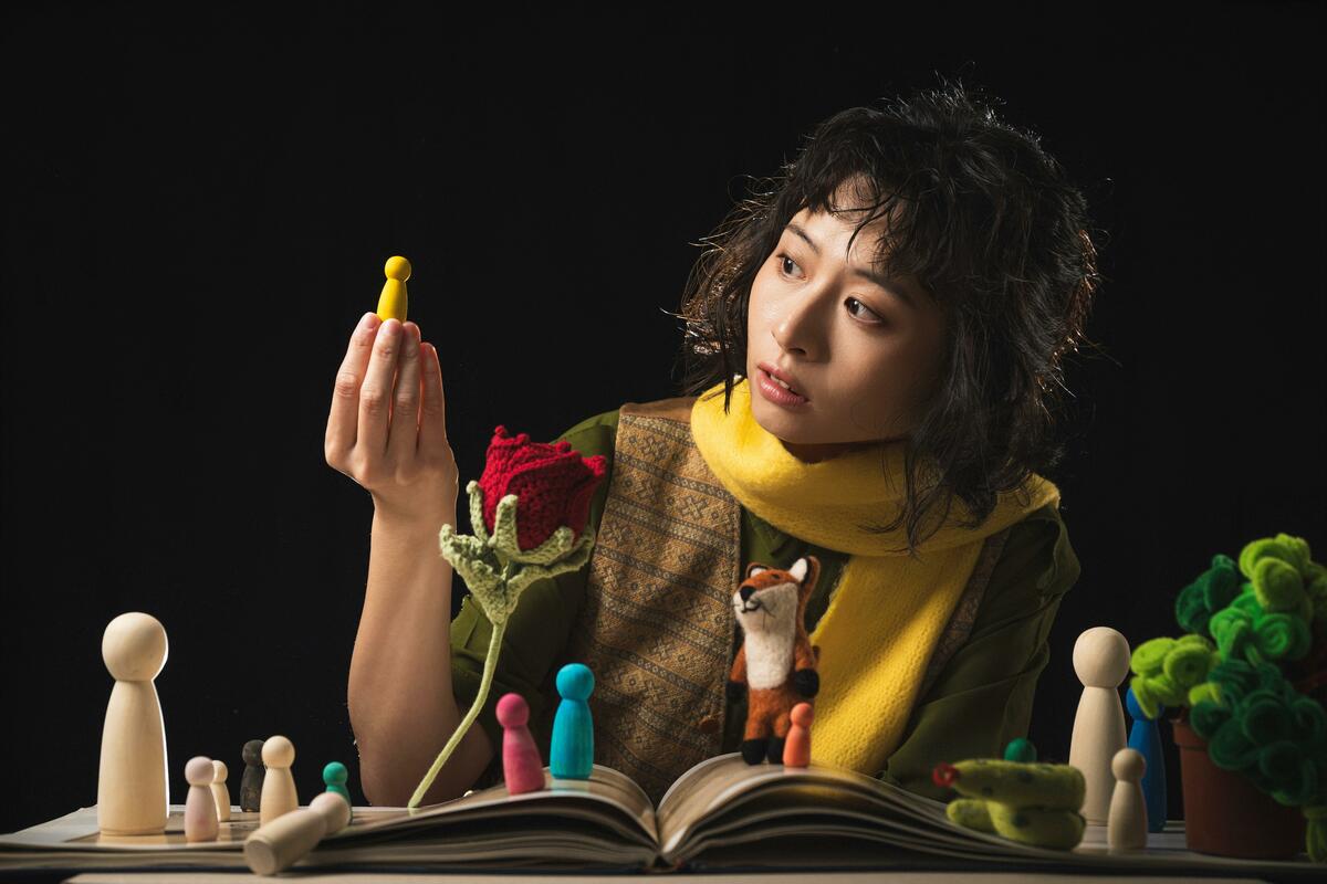 両両製造聚團《小王子》結合台語與肢體語彙重新詮釋文學經典，探討小王子與玫瑰花之間的鏡像關係與成長寓言。圖/高雄市政府文化局提供