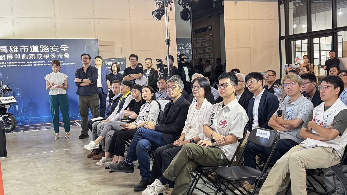 「高雄市道路安全發展與創新成果發表會」公開展示與鴻海科技集團CityGPT合作成果。 圖：高雄市政府交通局　提供