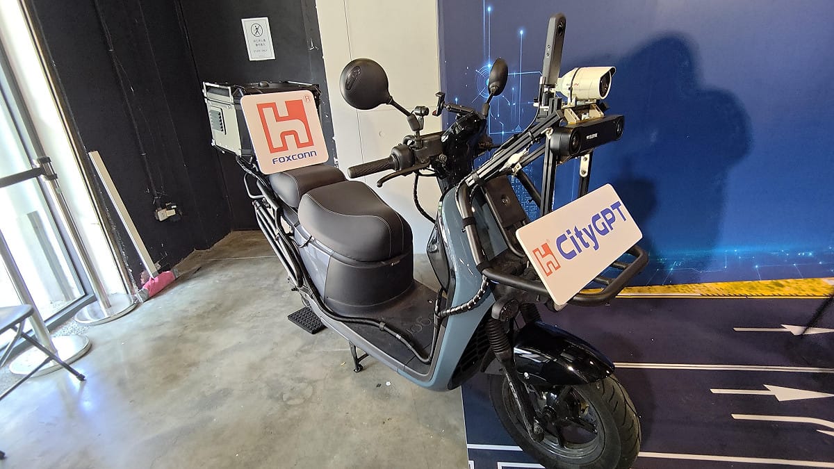 鴻海科技集團CityGPT與高雄市交通局合作，透過AI巡航檢查、路口影像分析及道安資料進行整合。 圖：高雄市政府交通局　提供