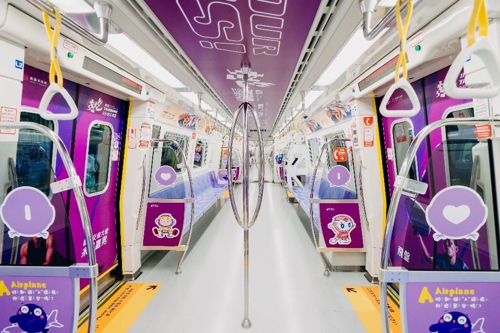 彩繪列車內也能看見桃園市吉祥物「ㄚ桃、園哥」，以活潑可愛的競賽圖示呈現各種競賽項目。 圖/桃園市政府