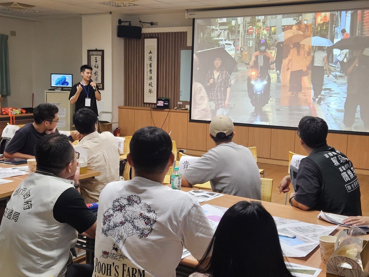 工作坊透過街道實景影像，引導居民認識行人通行課題，共同思考符合在地需求的改善方向。 高雄市政府交通局廣告