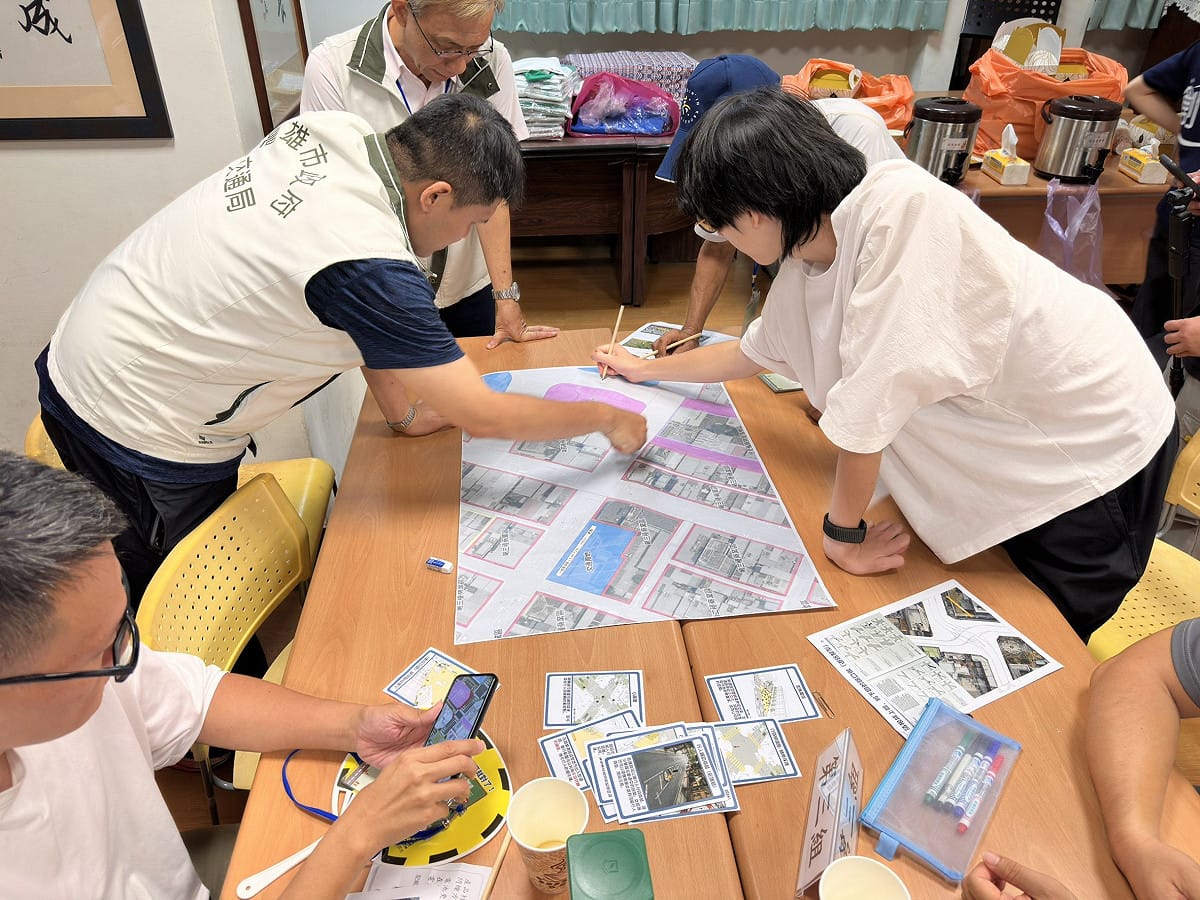 交通局同仁與參與民眾共同檢視街區圖面，交流道路空間配置構想，作為臨海路廊後續規劃參考。 高雄市政府交通局廣告