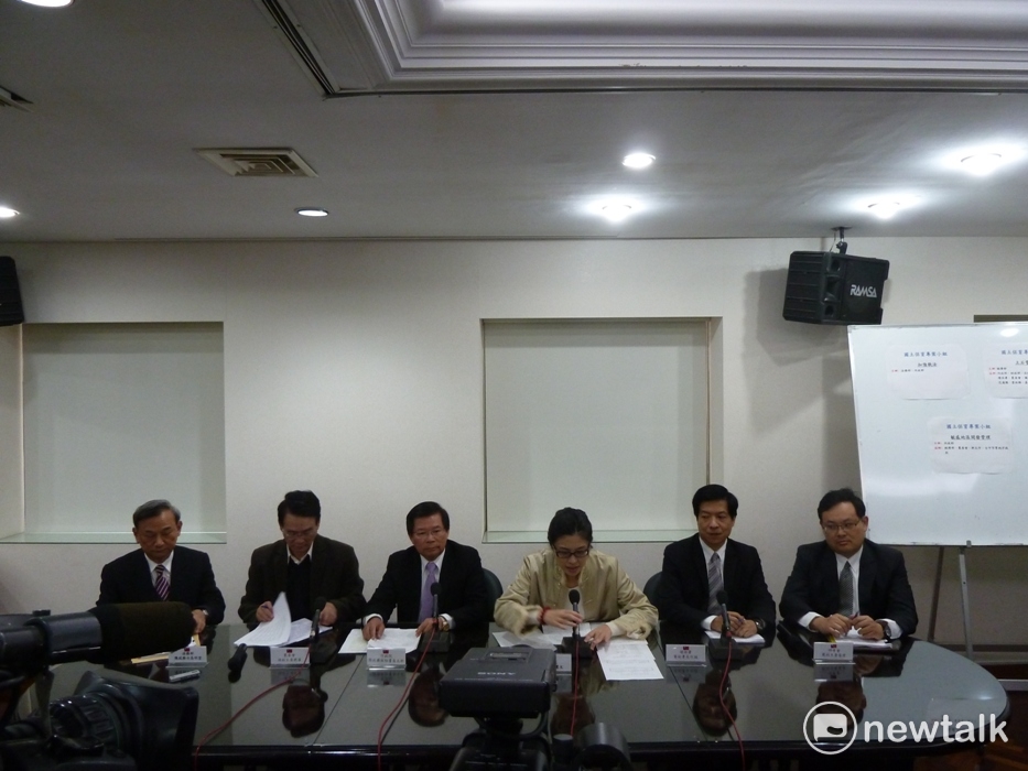 行政院今（29）日首次召開「國土保育專案小組會議」，會後，由專案小組召集人行政院政務副秘書長簡太郎(右4)和發言人鄭麗文(右3)主持召開記者會說明。圖：謝莉慧/攝