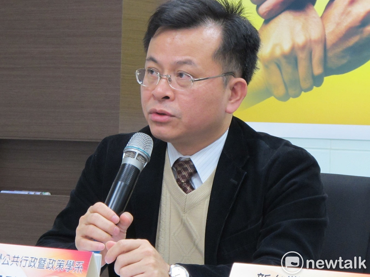 NCC宣布增訂「電信終端設備審驗辦法」相關條文，未來電信設備若再有矮化我國的標示行為且拒改正者，將廢止其審定證明，禁止在台販售。圖為NCC代理主委陳耀祥。 圖：新頭殼資料照片