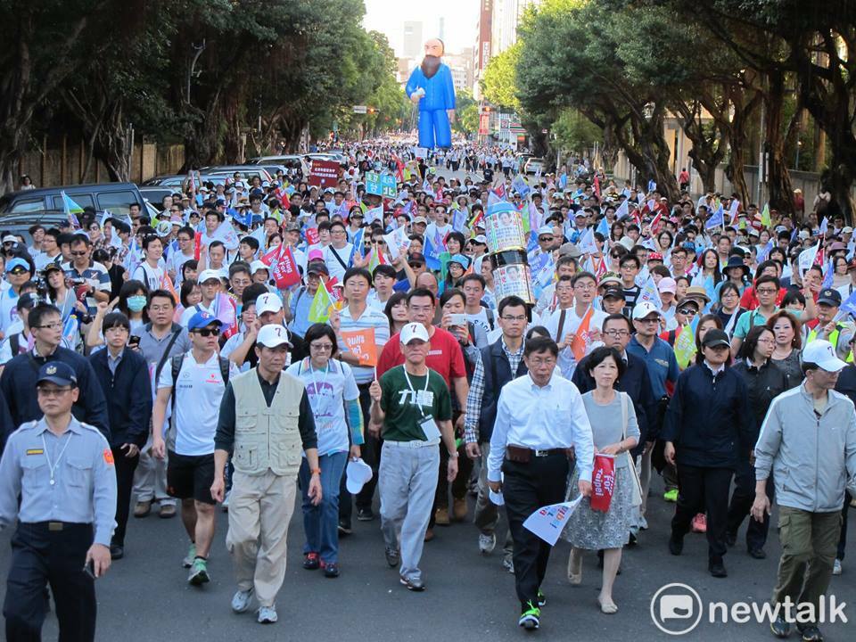台北市長柯文哲在 2014 年首度競選市長時，舉辦「愛、擁抱台北」市民嘉年華大遊行，吸引不少民眾上街。 圖：新頭殼資料照片