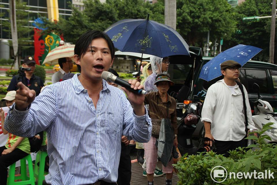 時任中研院法律所副研究員黃國昌陪著學生從立法院走到凱道，他肯定臺灣的青年們不僅是為了自己的工作，更是為了臺灣這片土地而站出來。圖：林雨佑/攝（資料照片） 圖：林雨佑/攝（資料照片）