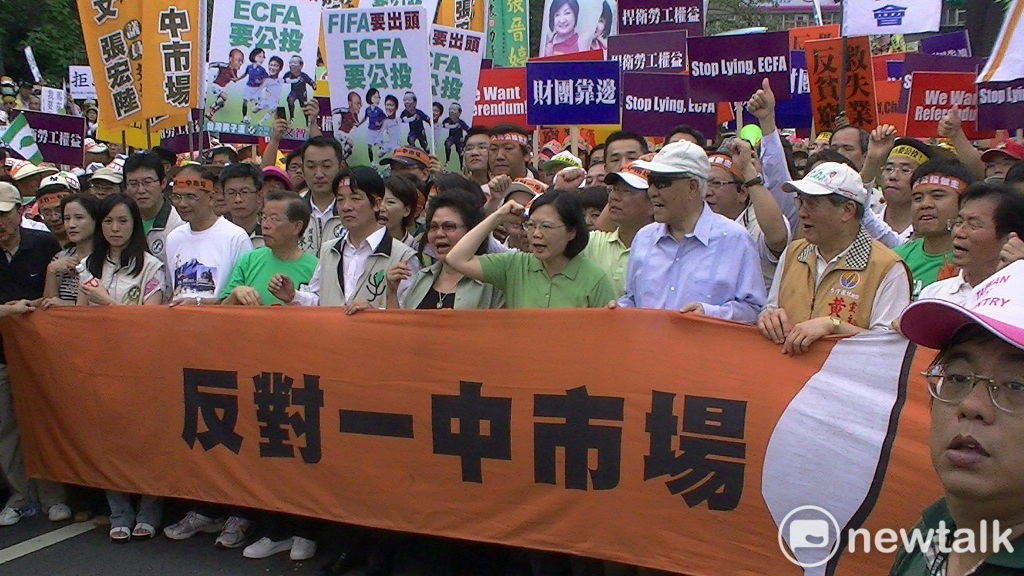 ECFA簽訂前夕，綠營舉辦「反對一中市場，人民公投做主」大遊行。圖片來源：王鼎鈞/攝影 資料照