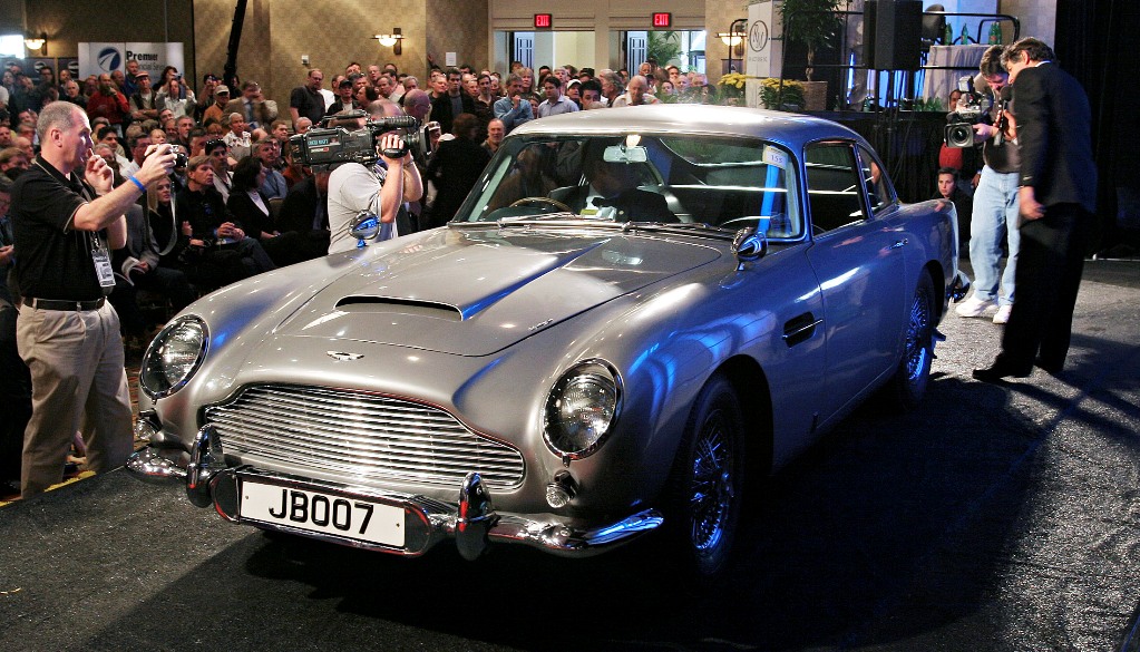 這款1964年款阿斯頓•馬丁DB5跑車，還帶有油霧噴射器、保險槓和能夠彈出的機槍等電影中用過的小裝置。圖為2006年也同為龐德電影的另一輛DB5拍賣現況。圖片：達志影像/路透社