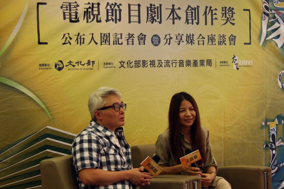 犀利人妻製作人與資深編劇齊錫麟與參賽者一同討論劇本創作。圖：林良齊/攝
