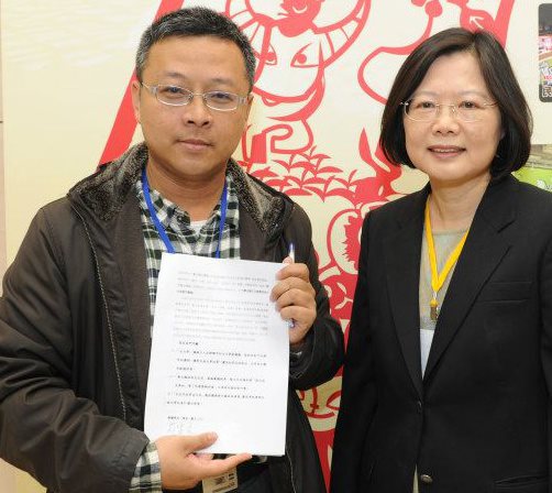 蔡英文與北投文史工作者蕭文杰合影。圖:蕭文杰提供