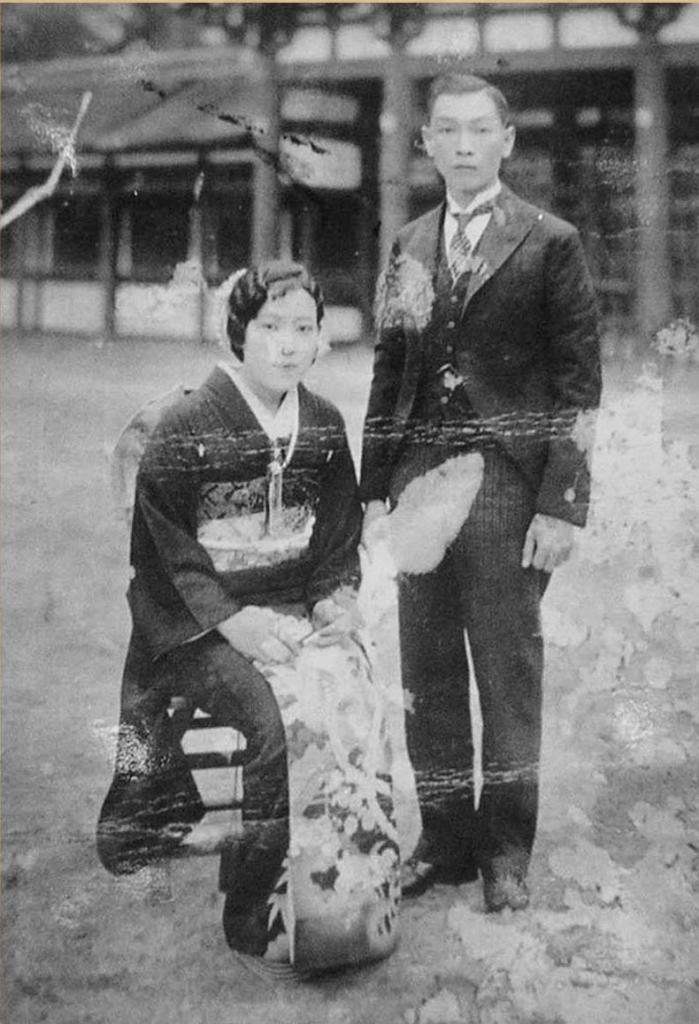 位於台大尊賢館内的「愛心世界」展示館，正在舉辦【愛愛寮的愛心傳奇】展覽，介紹台灣乞者救濟先驅施乾、清水照子夫婦幫助台灣乞丐的感人事蹟，展期自即日起至12月止。圖為施乾和清水照子的結婚照。圖片來源：吳尊賢文教公益基金會提供