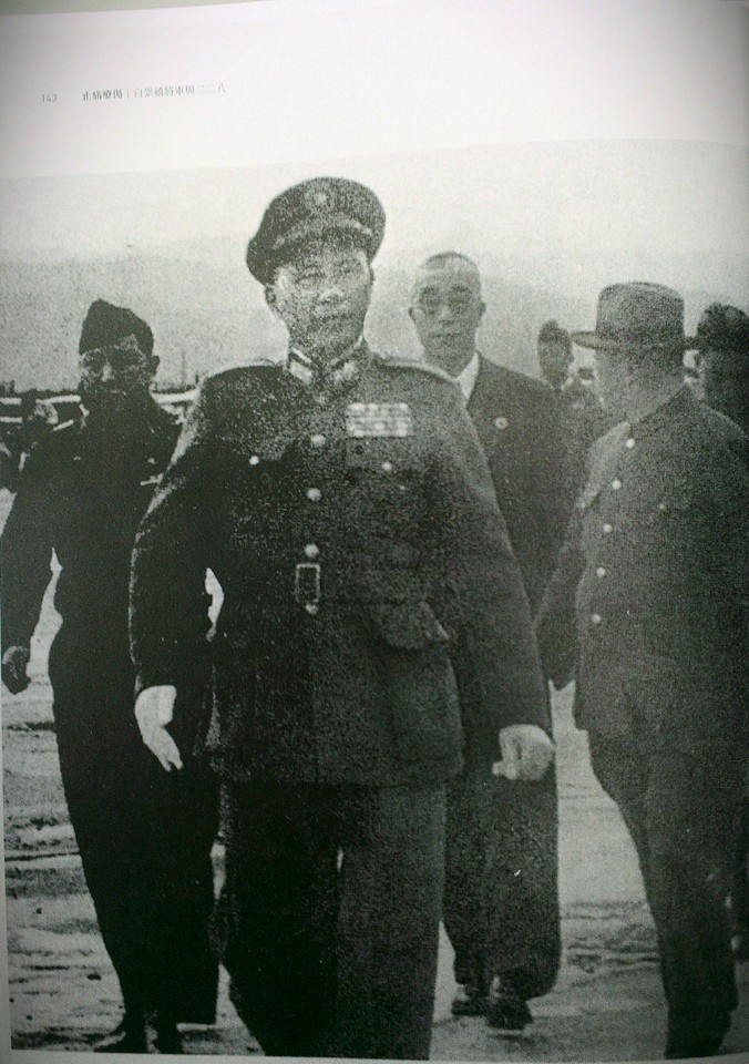 228事件發生後，蔣介石政府派時任國防部長白崇禧(圖中)來台宣慰，右一頭往後望者為當時台灣行政長官陳儀。圖(2之2):翻攝照片