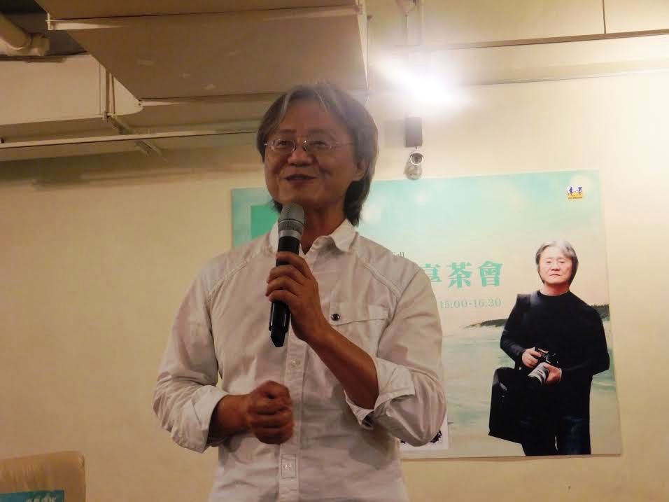 一向擅長運用攝影／詩來述說土地故事的路寒袖，繼《走在，台灣的路上》、《看見，靈魂的城市》等記錄臺灣的攝影詩集之後，再度出版《那些塵埃落下的地方》新書。圖：遠景出版社提供