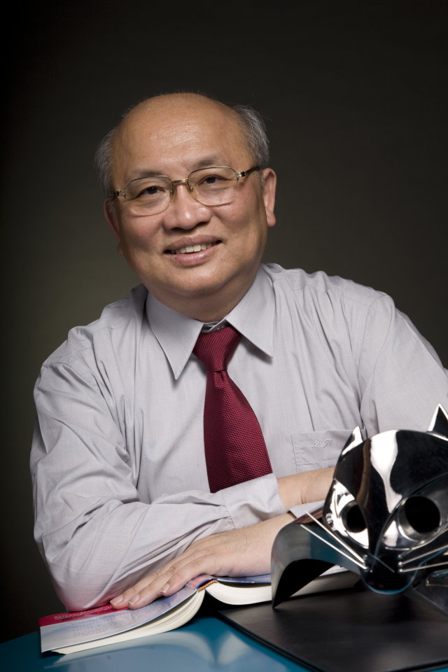 參與台灣政治活動十分活躍的台大醫師陳耀昌，近日埋首創作小說「三族記」，將當年荷蘭人據台後，與鄭成功時期漢人及原住民周旋共存的歷史，透過小說筆法細膩呈現。圖片來源:陳耀昌提供
