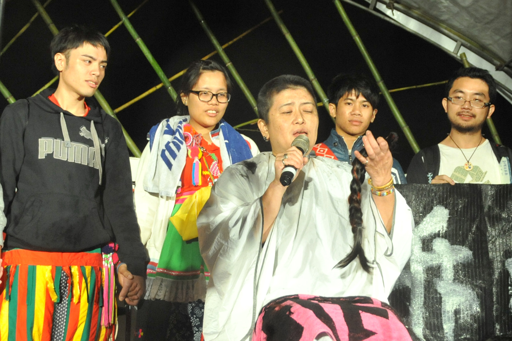 東華大學族群關係與文化學系副教授謝若蘭當場落髮表達反對美麗灣的態度，她說落髮代表原住民的文化從土地上被拔除，因此呼籲停止美麗灣開發，否則原住民的生存與文化將無以為繼。圖：楊宗興/攝