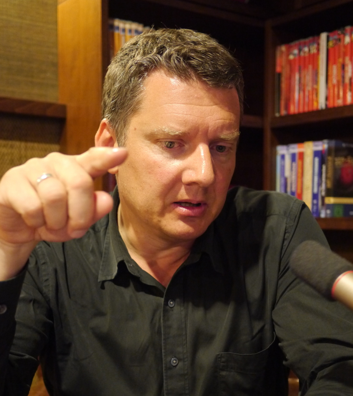 德國建築學者麥爾（Ulf Meyer）實地踏訪台灣多次，終於完成第一本外國人撰寫的《台灣建築指南》。圖：林育立/攝。
