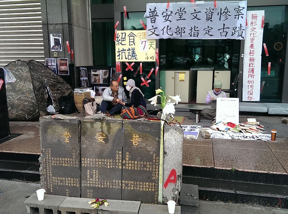 普安堂發言人李榮台(左二)絕食邁入第7天，身體無失溫並有適時補充水分。圖2之1：莊崇暉/攝